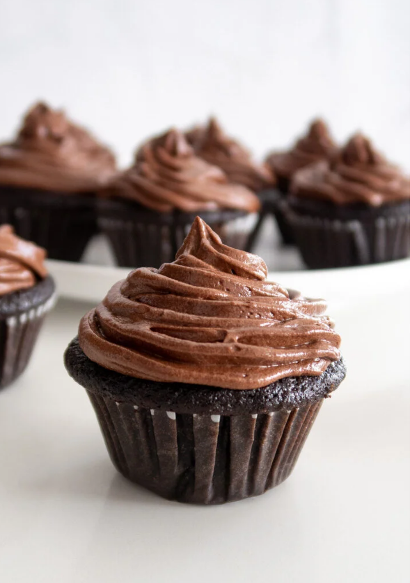 Cupcakes de chocolate com cobertura de cacau