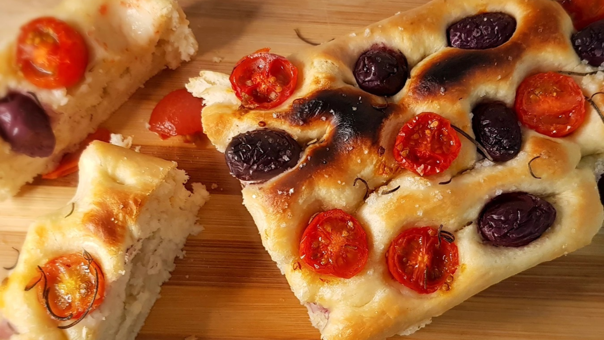 Focaccia de Tomate Cherry e Azeitonas